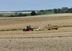 Strohpressen-Arbeit auf dem Feld · Geflügelhof Reinkemeier